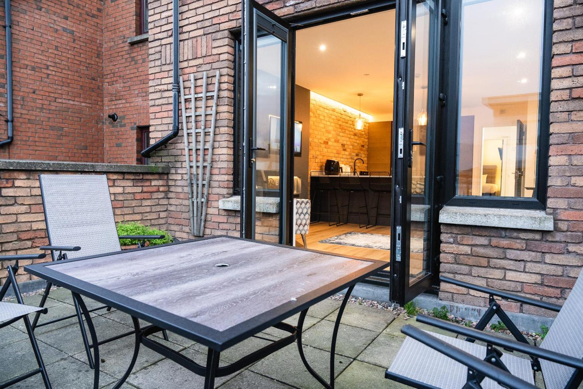 Escape Ordinary In Belfast Apartment Exterior photo